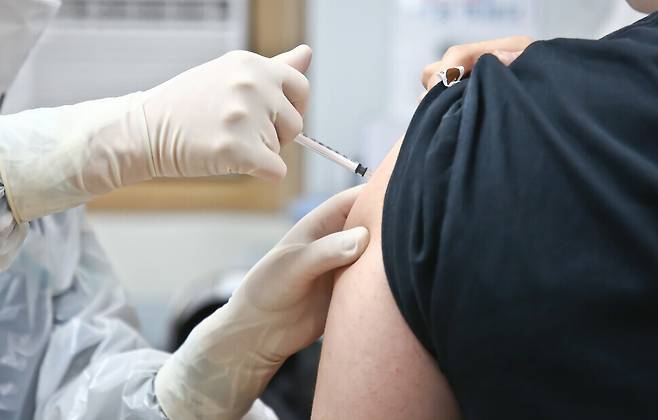 10월18일 오전 서울시 양천구 홍익병원에서 한 청소년이 코로나 19 백신접종을 받고 있다. 사진공동취재단