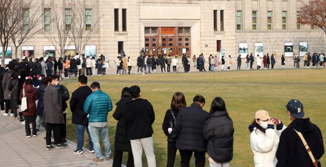 11일 오후 서울 중구 시청광장에 마련된 신종 코로나바이러스 감염증(코로나19) 임시 선별검사소에서 시민이 검사를 받기 위해 줄서 있다. 뉴스1