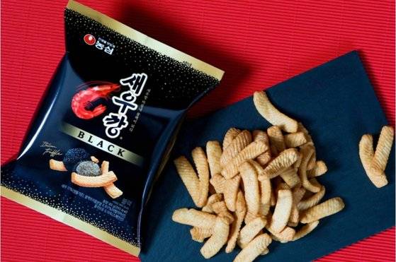 트러플을 넣은 농심 블랙 새우깡. [사진 농심]