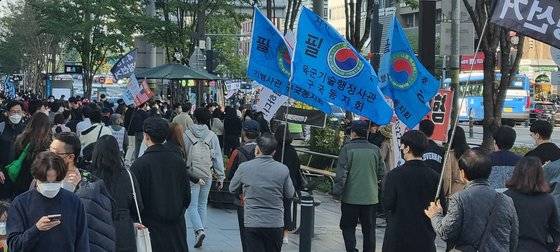 지난달 10월 23일 서울 강남역 주변 인도의 모습. '4.15 부정선거 진상 규명' 등의 깃발을 든 노령층이 젊은이들이 사이로 행진하고 있다. 김성탁 기자