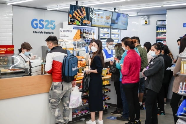 GS25가 몽골에 문을 연 지난 5월 당시 몽골 현지 고객들이 매장 내에서 계산을 하기 위해 줄을 선 모습. 사진=GS리테일