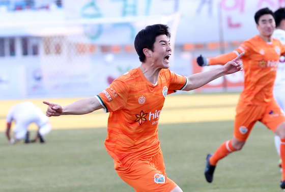 Hwang Mun-ki celebrates after scoring Gangwon FC's fourth goal in a 4-1 victory over Dajeon Hana Citizen in the second leg of the promotion-relegation playoff on Sunday at Gangneung Stadium in Gangneung, Gangwon. [NEWS1]