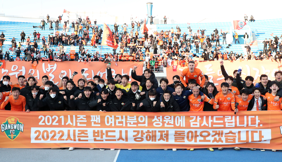 Gangwon FC celebrate after beating K League 2 club Daejeon Hana Citizen 4-1 in the second leg of the promotion-relegation playoff on Sunday at Gangneung Stadium in Gangneung, Gangwon. [YONHAP]