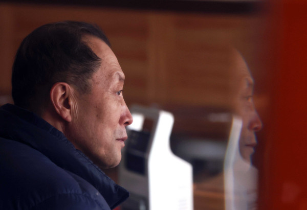 서울 구로구 오류동에서 식당을 하는 강윤노(64)씨가 지난달 28일 식당 의자에 앉아 허공을 바라보고 있다. 코로나19 확산 이후 강씨는 20명 이상의 단체 손님을 전혀 받지 못 해 식당 매출이 급감했다. 윤성호 기자