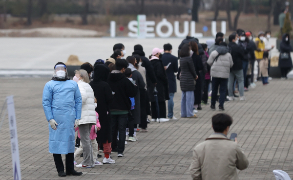 지난 10일 오후 서울 마포구 월드컵공원 평화광장에 추가로 설치된 코로나19 거점형 검사소에서 시민들이 검사를 받기 위해 대기하고 있다. [사진 출처 = 연합뉴스]