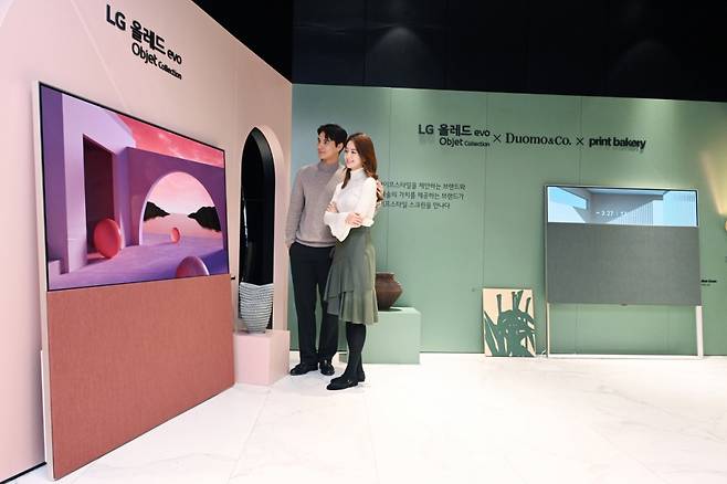 LG전자가 여의도 소재 더현대 서울에서 LG 올레드 에보 오브제컬렉션의 차별화된 디자인을 앞세워 라이프스타일 전시를 선보인다. 사진은 LG전자 모델들이 전시 공간을 소개하고 모습./사진제공=LG전자
