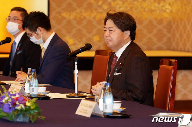 (도쿄 AFP=뉴스1) 우동명 기자 = 하야시 요시마사 일본 외무상이 11월24일 (현지시간) 도쿄의 이쿠라 게스트 하우스에서 예베 코포드 덴마크 외교장관과 회담을 하고 있다.   (C) AFP=뉴스1