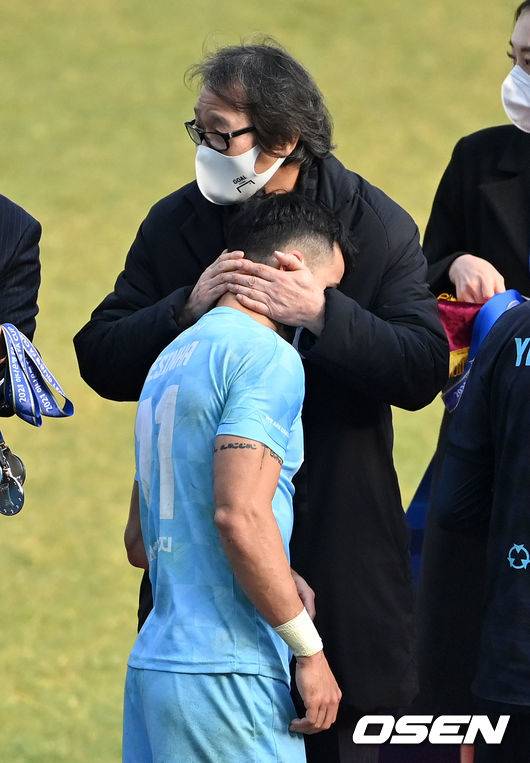 [OSEN=대구, 지형준 기자]대구FC 조광래 대표이사가 세징야를 격려하고 있다. 2021.12.11 /jpnews@osen.co.kr