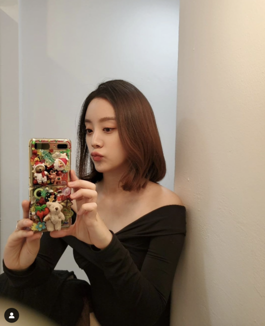 Wyeolim, from Wonder Girls, showed off her dazzling beauty.Wu Hyelim posted a picture on his instagram on the afternoon of the 12th with a message called Christmas on my phone.In the photo, he is wearing an off-shoulder black costume and taking an elegant selfie.In July last year, Wu Hyelim married Shin Min-chul, a former Taekwondo player and representative of the extreme Taekwondo team Mirme; he is currently pregnant.Im seven months old and Im already weighing nine kilograms, said Wyeolim, who had earlier noted that he had no morning sickness.SNS