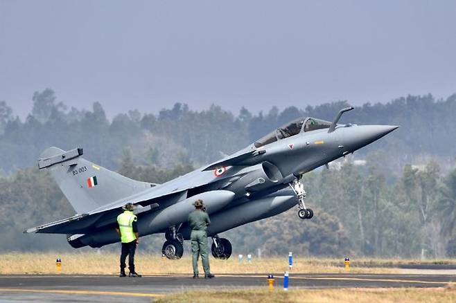 인도 공군 소속 라팔 전투기가 활주로에 착륙하고 있다. 세계일보 자료사진