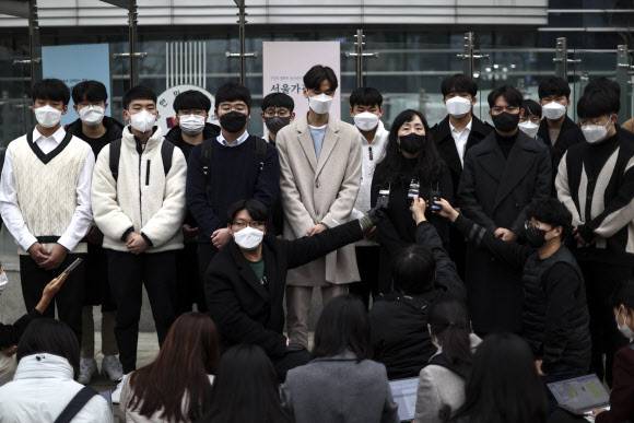 첫 변론기일 마친 수험생과 소송대리인 - 수능 생명과학Ⅱ 응시자 92명이 한국교육과정평가원을 상대로 제기한 정답 결정 처분 취소 소송의 첫 변론 기일이 열린 10일 오후 서초구 서울행정법원 앞에서 재판을 마친 수험생과 소송대리인이 기자회견을 하고 있다. 2021.12.10 연합뉴스