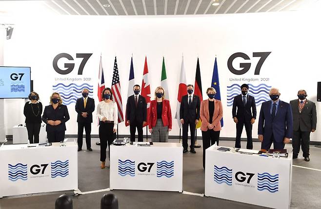 G7 외교·개발장관 (리버풀 AFP=연합뉴스) 12일(현지시간) 주요 7개국(G7) 외교개발장관회의에서 참석 장관들이 기념사진을 찍고 있다. photo@yna.co.kr 2021.12.12