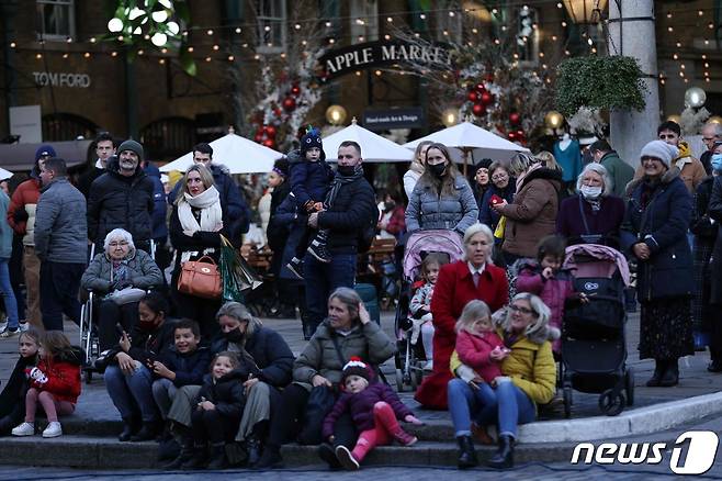 9일(현지시간) 코로나19 변이 오미크론 확산 속 영국 런던의 코벤트 가든 거리에 쇼핑객들이 모여 있다. © AFP=뉴스1 © News1 우동명 기자