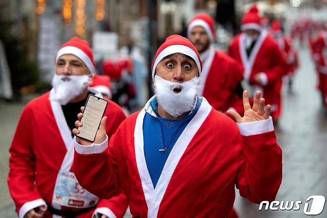 11일(현지시간) 덴마크 미델파르트 한 거리의 시민들이 산타클로스 복장을 착용하고 연례 성탄절 맞이 행사에 참여하고 있다. 2021.12.11 © AFP=뉴스1
