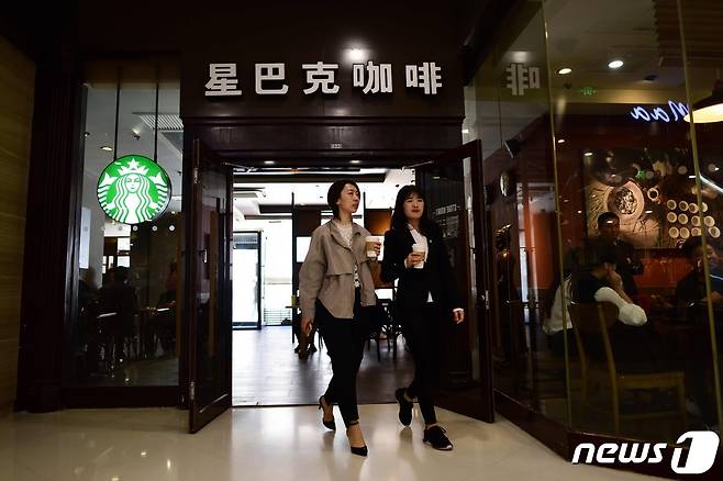 중국 수도 베이징 소재 한 스타벅스 매장에서 두명의 여성이 스타벅스 음료를 들고 나오고 있다. 2018.08.02 © AFP=뉴스1