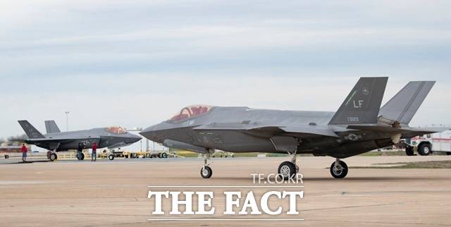 핀란드 차기 전투기 사업인 HX프로그램에 참가하기 위해 F-35A가 핀란드군 도색을 한 채 미국 텍사스주 포트워스 공군기지에서 급유를 받고 이륙준비를 하고 있다. /록히드마틴