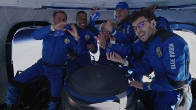 2021년 12월 11일 블루오리진의 뉴셰퍼드 NS-19 준궤도 우주선에 탑승한 마이클 스트레이핸과 동료들이 우주에 있는 동안 포즈를 취하고 있다. (사진= 블루오리진)