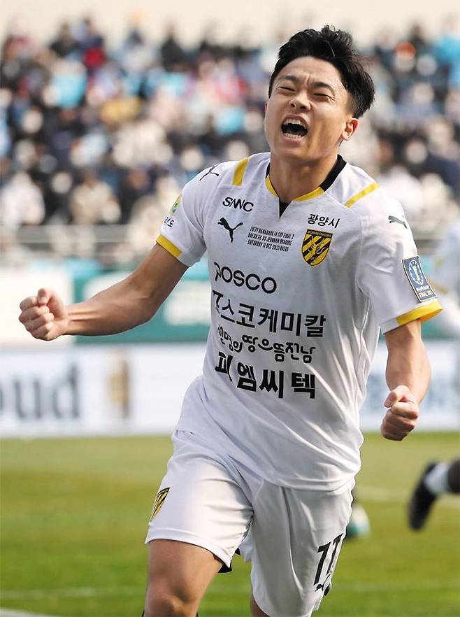 프로축구 2부리그 소속의 전남 드래곤즈 정재희가 11일 대구에서 대구FC와 벌인 FA컵 결승 2차전에서 결승골을 넣고 기뻐하는 모습. /연합뉴스