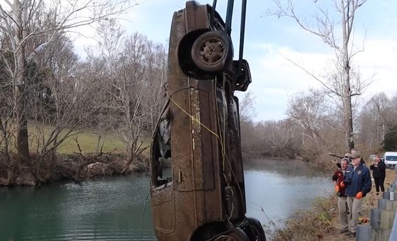 21년 전 10대 청소년들이 탔던 실종 차량이 강물 밖으로 견인되고 있다. /사진=유튜브 캡쳐