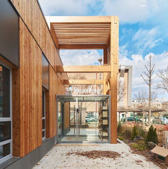 한국건설기술연구원 생태건축연구단이 서울 노원 숲속작은도서관을 짓는데 한국형 생태건축시스템을 적용했다. 건설기술연구원 제공