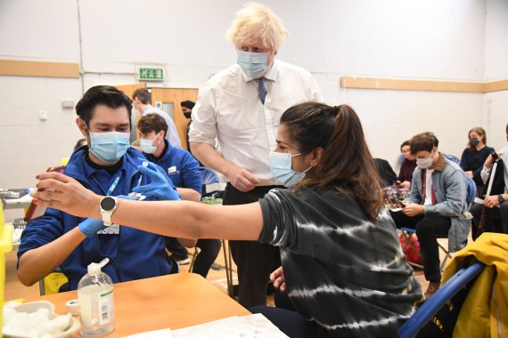 ]보리스 존슨 영국 총리가 13일(현지시간) 런던의 한 백신접종소를 방문했다. AP뉴시스