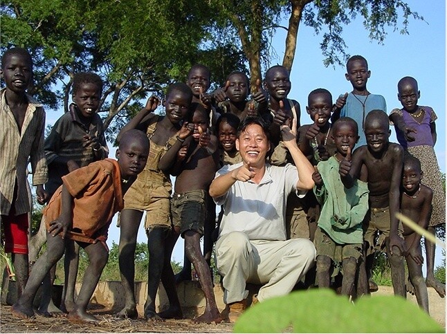 아프리카 톤즈와 아이들과 함께한 이태석 신부. 김영사 제공
