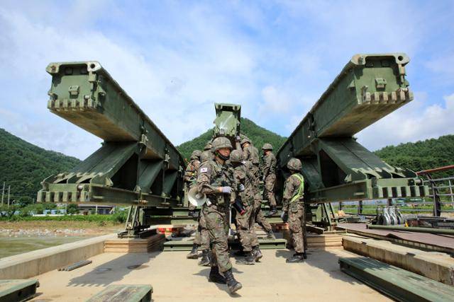 육군 3군단 소속 공병들이 지난해 8월 강원 인제군 서면 천도리에서 집중 폭우로 내려앉은 다리 위에 간편조립교를 긴급 구축하고 있다. 인제=뉴시스