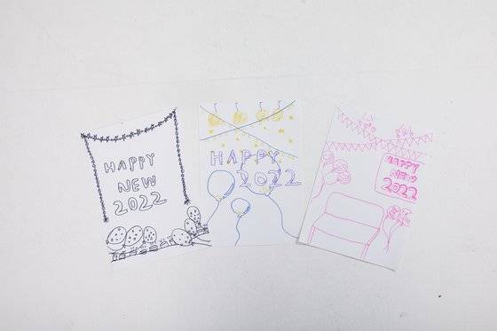 소중 학생기자단이 연말 파티 콘셉트 골드&블링블링에 맞춰 어떻게 꾸밀지 스케치를 했다. 세 사람 모두 별·풍선·가랜드 장식을 활용한 게 특징이다.