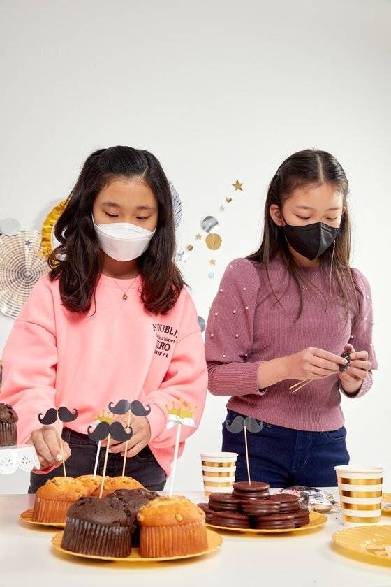 골드&블링블링 콘셉트에 맞춰 페이퍼팬과 가랜드로 벽면 장식을 하고, 각종 소품과 전구를 배치해 파티 스타일링을 완성했다. 머핀 위에는 깜찍한 케이크 토퍼를 꽂아주고, 흰 종이컵에 금색 종이만 둘러 줘도 파티 디저트로 손색없다.
