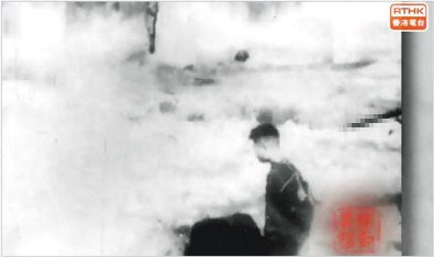 홍콩 교육국이 배포한 난징대학살 교육용 영상 중 일본군이 두손이 묶인 주민을 뒤에서 즉결 처형하고 있다. 명보 캡처