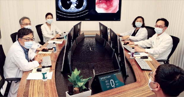 서울아산병원 암병원 식도암센터 의료진이 식도암 환자를 통합 진료하고 있다.  서울아산병원 제공