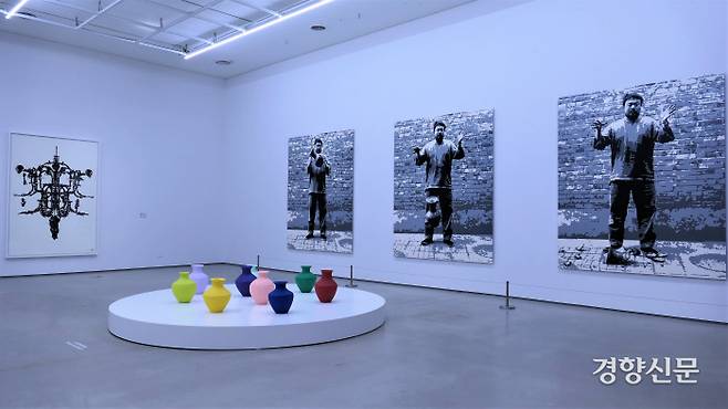 왼쪽부터 ‘검은 샹들리에’, ‘색깔 입힌 화병’, ‘한나라 도자기 깨뜨리기’ 퍼포먼스 사진. 김종목 기자