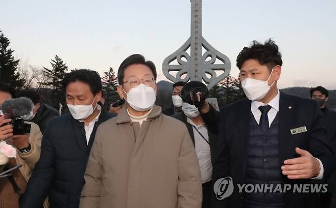 더불어민주당 이재명 대선 후보가 12일 경북 김천시 추풍령휴게소 경부고속도로 기념탑을 방문하고 있다. 연합뉴스