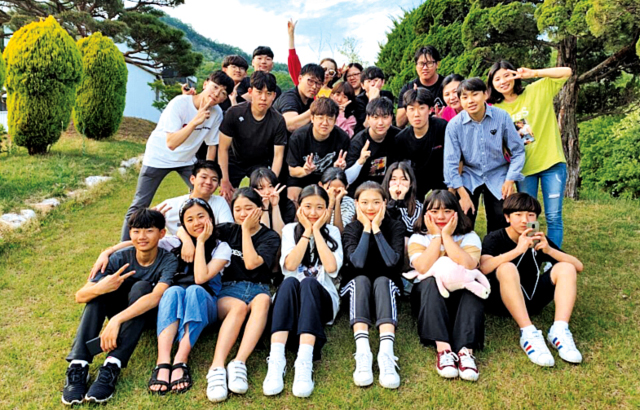 동탄순복음교회 고등부 학생들이 2019년 7월 강화도에서 열린 야유회에서 즐거운 시간을 보내고 있다.