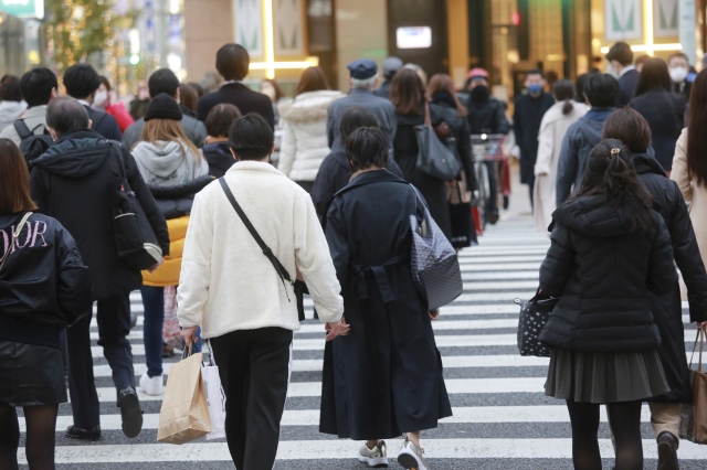 일본 도쿄에서 시민들이 건널목을 건너고 있다. AP뉴시스
