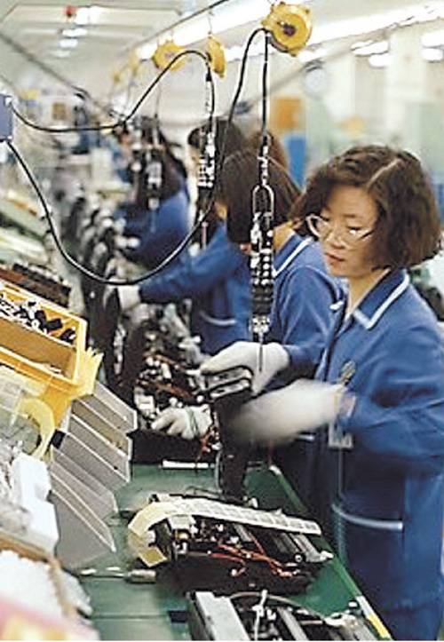 1990년대 초 연간 30만 대를 생산하는 국내 최대규모 삼성전자 구미 팩시밀리 공장 작업 모습. 연합뉴스