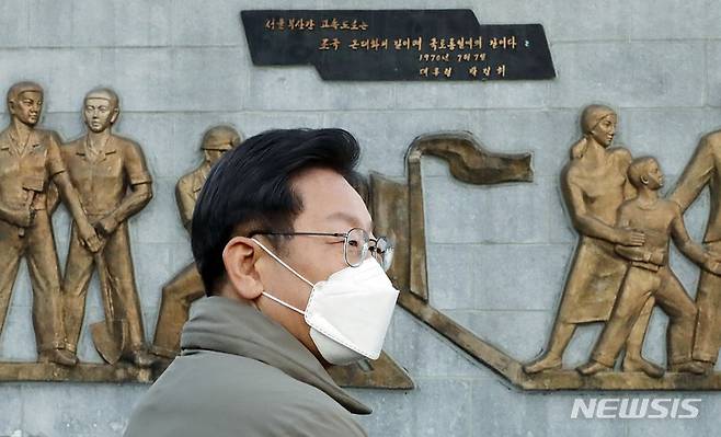 [김천=뉴시스] 최동준 기자 = 이재명 더불어민주당 대선 후보가 지난 12일 경북 김천시 추풍령휴게소 경부고속도로 기념탑을 방문하고 있다. 2021.12.12. photocdj@newsis.com