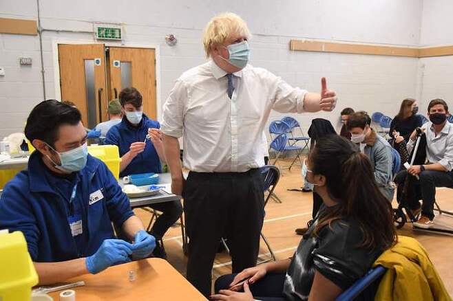 보리스 존슨 영국 총리가 13일(현지시간) 수도 런던 중심부의 스토 백신 접종센터를 찾아 관계자들을 격려하고 있다. 런던=AFP연합