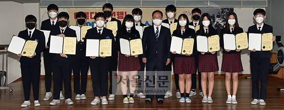 김석준 부산교육감이 13일 오전 부산 수영구 망미중학교를 방문, 폐지 할머니를 도운 선행 학생 14명에게 교육감 표창장을 수여했다. [사진=부산교육청 제공]