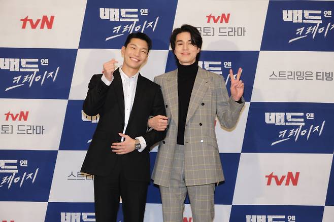 배우 위하준(왼쪽)과 이동욱이 13일 진행된 tvN 새 금토극 ‘배드 앤 크레이지’ 제작발표회에서 포즈를 취하고 있다. 사진 제공 tvN