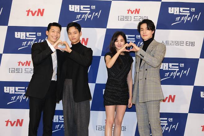 배우 위하준(왼쪽부터), 차학연, 한지은, 이동욱이 13일 진행된 tvN 새 금토극 ‘배드 앤 크레이지’ 제작발표회에서 포즈를 취하고 있다. 사진 제공 tvN