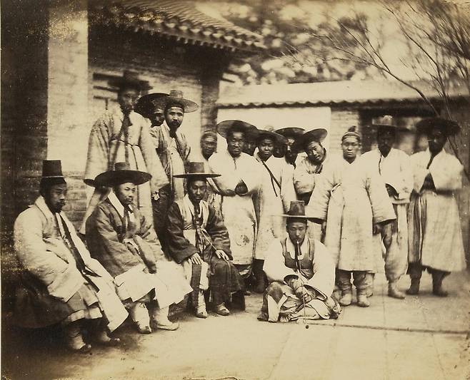 1863년에 촬영된 연행사절단의 사진. ［문학동네 제공］