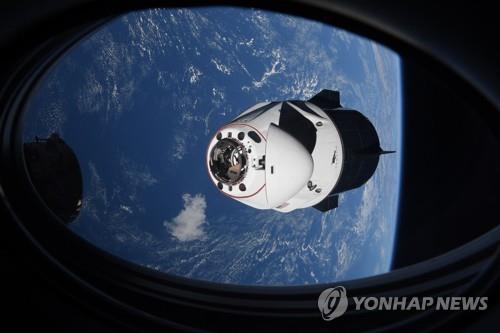 ISS에 접근 중인 스페이스X 유인캡슐 '크루 드래건' [AP 연합뉴스 자료사진]