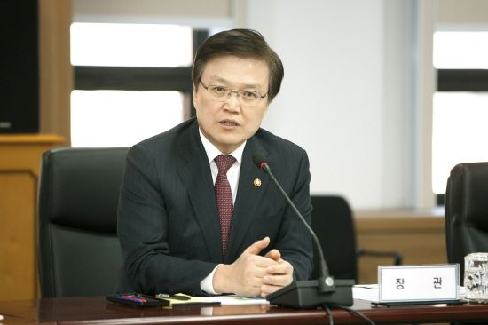 장관 재식 때의 최양희 한람대 총장.