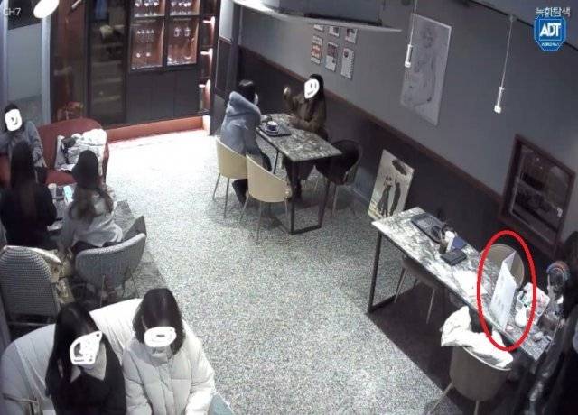 이들은 카페가 만석이 되자 가림막을 설치하고 계속 실습을 이어나갔다. 네이버 카페 ‘아프니까 사장이다’ 갈무리