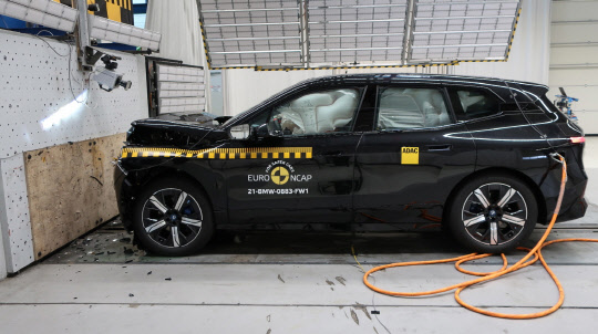 BMW의 순수전기 플래그십 모델인 iX가 유로 NCAP이 실시한 자동차 안전 평가에서 최고 등급인 별 5개를 획득했다. BMW코리아 제공