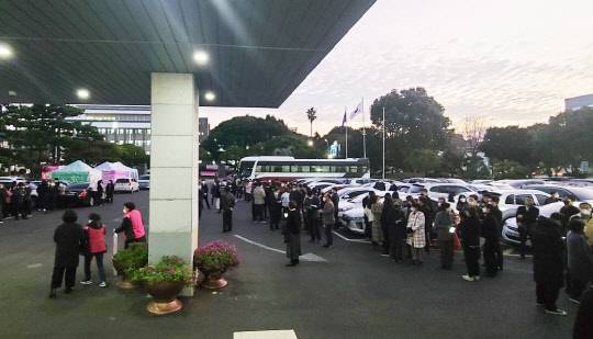 14일 오후 제주에 지진이 발생하자 제주도교육청 공무원들이 건물 밖으로 나와 있다. <제주도교육청 제공, 제주=연합뉴스>