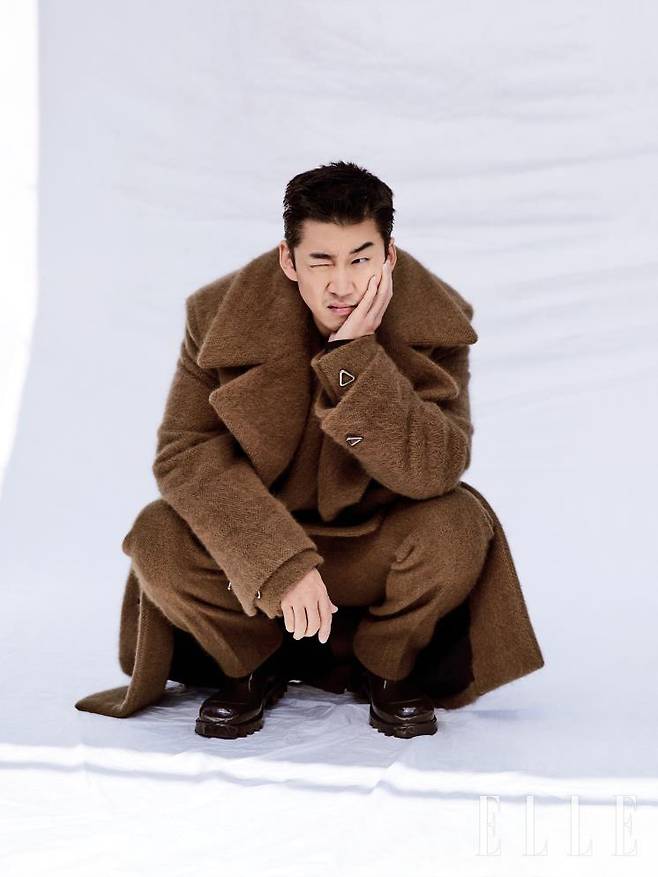 오버사이즈 코트와 재킷, 팬츠, 러버 소재 부츠는 모두 Bottega Veneta.