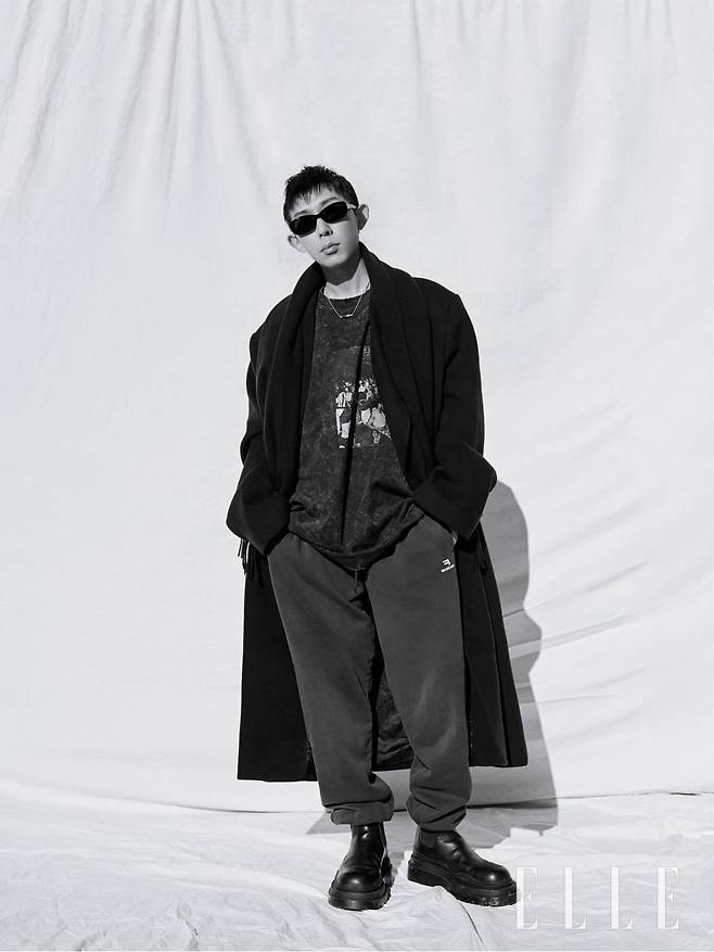 블랙 롱 코트와 트레이닝팬츠는 모두 Balenciaga. 티셔츠는 Honey Fucking Dijon. 선글라스는 Gentle Monster. 부츠는 Bottega Veneta. ‘잭 화이트 트리플 랩’ 네크리스는 Boucheron.