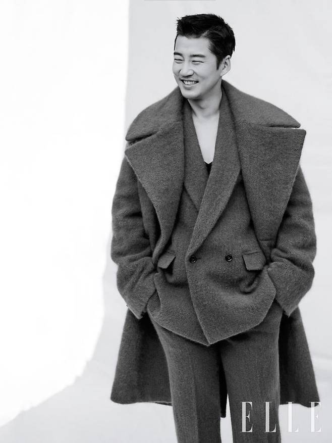 오버사이즈 코트와 니트, 재킷, 팬츠는 모두 Bottega Veneta.